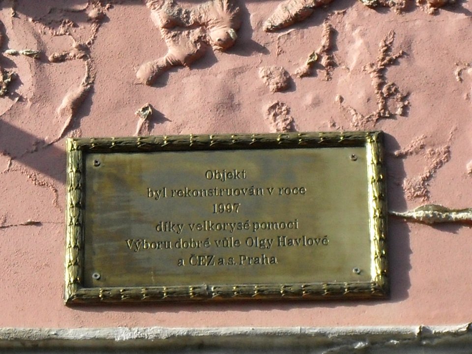 Kojenecký ústav Teplice D - detail na plaketu