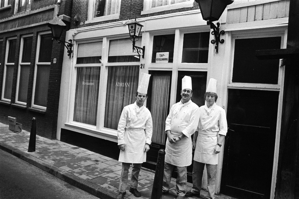 Koks van restaurant Adrian, opdracht Hotel Revue, Bestanddeelnr 928-9752