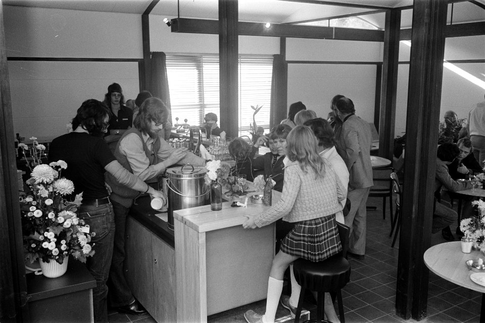 Koffiehoek met bezoekers, Bestanddeelnr 926-7864