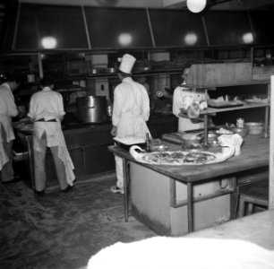Koks aan het werk in de keuken van restaurant Wivex, Bestanddeelnr 252-9140