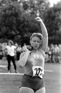 Kogelstoten dames Els van Noorduyn in actie, Bestanddeelnr 921-5695