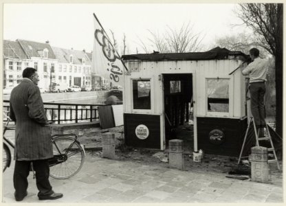 Koffietent in de Jansstraat naast de Jansbrug tijdens de sloop. Na de sloop werd een nieuwe kiosk geplaatst. NL-HlmNHA 54004819