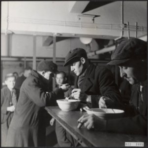 Kolenmijnen Limburg Mijnwerkers eten soep in de kantine Het eten wordt gratis , Bestanddeelnr 033-1095 photo
