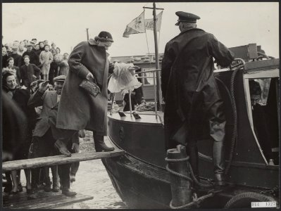 Koninklijk huis, koninginnen, bezoeken, overstromingen, binnenvaartschepen, Juli, Bestanddeelnr 014-1327