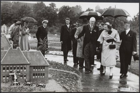 Koninklijk huis, koninginnen, bezoeken, schaalmodellen, regen, Juliana, koningin, Bestanddeelnr 014-1362