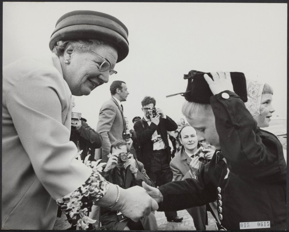 Koninklijk huis, koninginnen, bezoeken, onthullingen, bloemen, kinderen, Juliana, Bestanddeelnr 015-0615