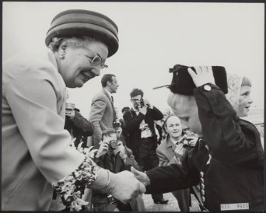 Koninklijk huis, koninginnen, bezoeken, onthullingen, bloemen, kinderen, Juliana, Bestanddeelnr 015-0615