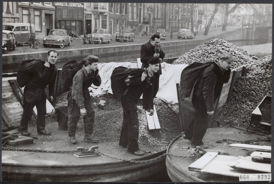 Kolenschaarste bij het begin van de winter. De kolenschuiten zijn in de ochtend , Bestanddeelnr 060-0392