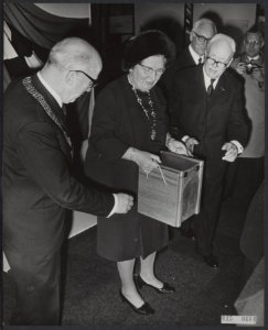 Koninklijk huis, koninginnen, bezoeken, beurzen, dranken, burgemeesters, Bestanddeelnr 015-0604