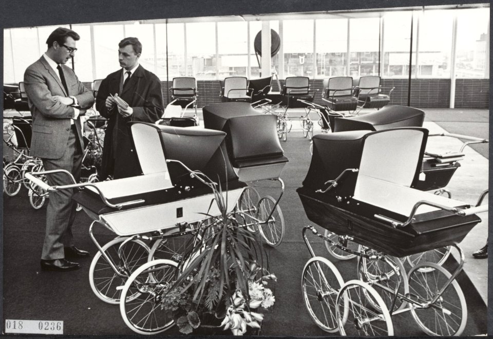 Koninklijk huis, kinderwagens, beurzen, Riemersma kinderwagenfabriek, Utrecht, Bestanddeelnr 018-0236