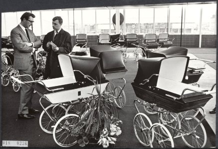 Koninklijk huis, kinderwagens, beurzen, Riemersma kinderwagenfabriek, Utrecht, Bestanddeelnr 018-0236