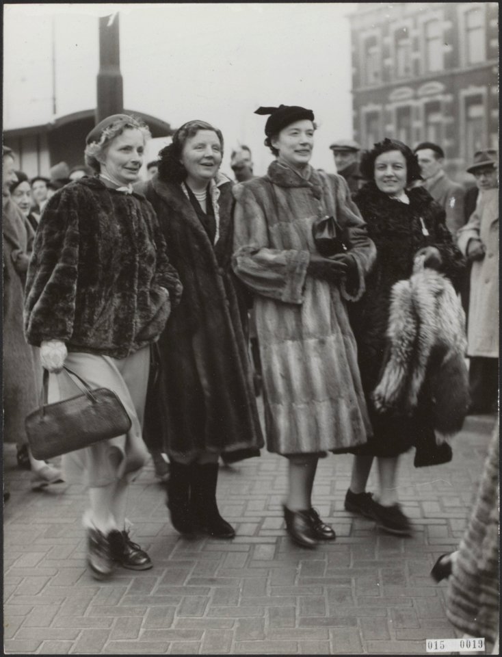 Koninklijk huis, bezoeken, studenten, bijeenkomsten, Juliana, koningin, Leidse V, Bestanddeelnr 015-0019