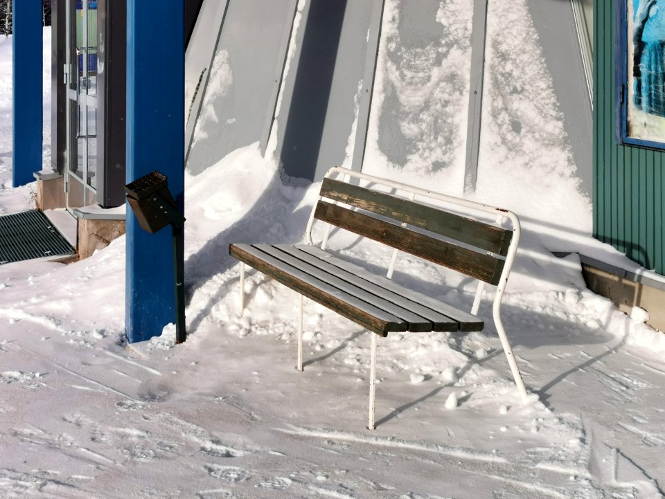 Kolari railway station bench 20210307