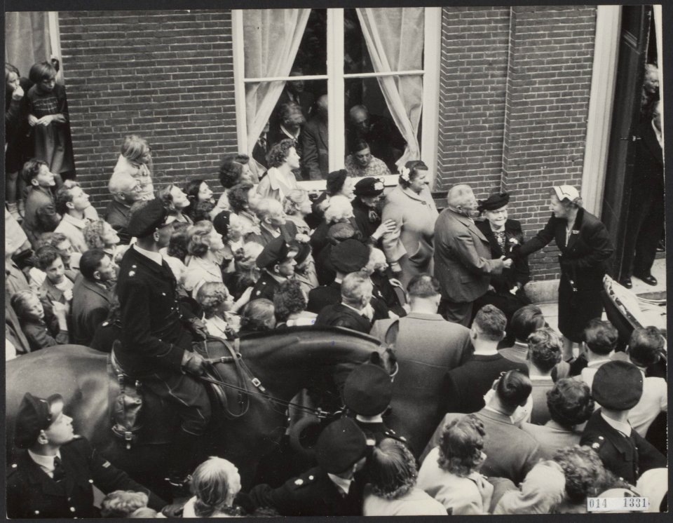 Koninklijk huis, koninginnen, bezoeken, bejaarden, bruiloften, Carstens-V. Ginke, Bestanddeelnr 014-1331