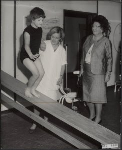Koninklijk huis, koninginnen, bezoeken, gehandicapten, kinderen, Juliana, koning, Bestanddeelnr 015-0700