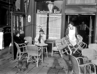 Koffiedrinken late lente op terras Rembrandtplein, Bestanddeelnr 906-0801
