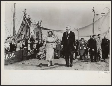 Koninklijk huis, koninginnen, prinsen, bezoeken, havens, vissersschepen, burgeme, Bestanddeelnr 014-1211