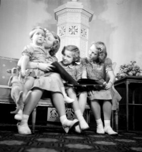 Koninklijk gezin op Soestdijk met boek binnen, Bestanddeelnr 904-2798