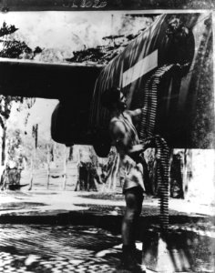 Kogelgordel voor machinegeweer worden in een vliegtuig gehesen. Australie. 18th, Bestanddeelnr 935-3354