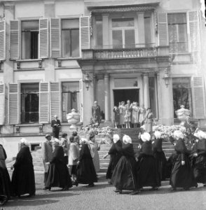Koninklijk gezin kijkt naar de voorbij trekkende delegatie Zeeuwse vrouwen in he, Bestanddeelnr 934-5477