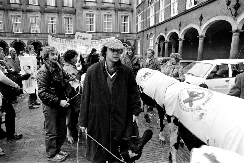 Koeien op het Binnenhof, patientenbelangengroep Ned petitie aan commissie volks, Bestanddeelnr 931-1956