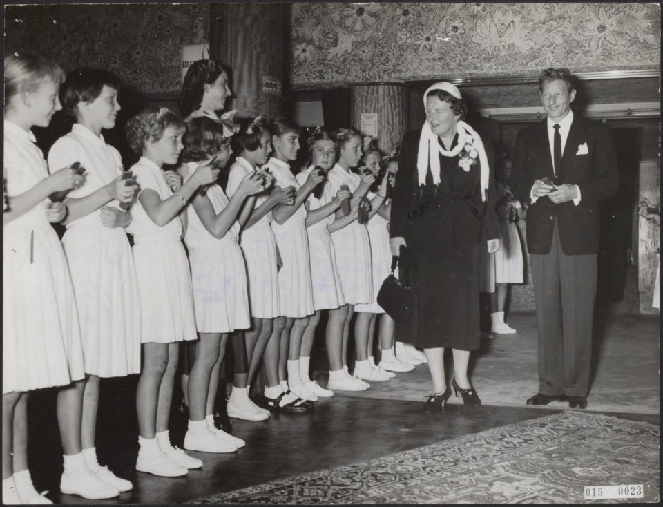 Koninklijk huis, bezoeken, bioscopen, kinderen, Juliana, koningin, Metropole, Bestanddeelnr 015-0023