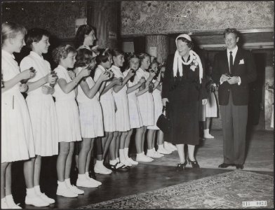 Koninklijk huis, bezoeken, bioscopen, kinderen, Juliana, koningin, Metropole, Bestanddeelnr 015-0023