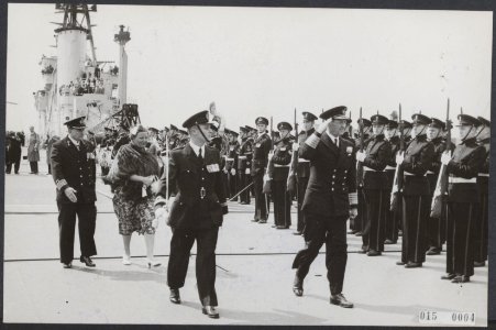 Koninklijk huis, bezoeken, erewachten, vliegdekschepen, Doorman Karel Hr. Ms., F, Bestanddeelnr 015-0004