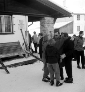 Koninklijk gezin in Sint Anton Zijne Koninklijke Hoogheid Prins Bernhard met pri, Bestanddeelnr 904-9038