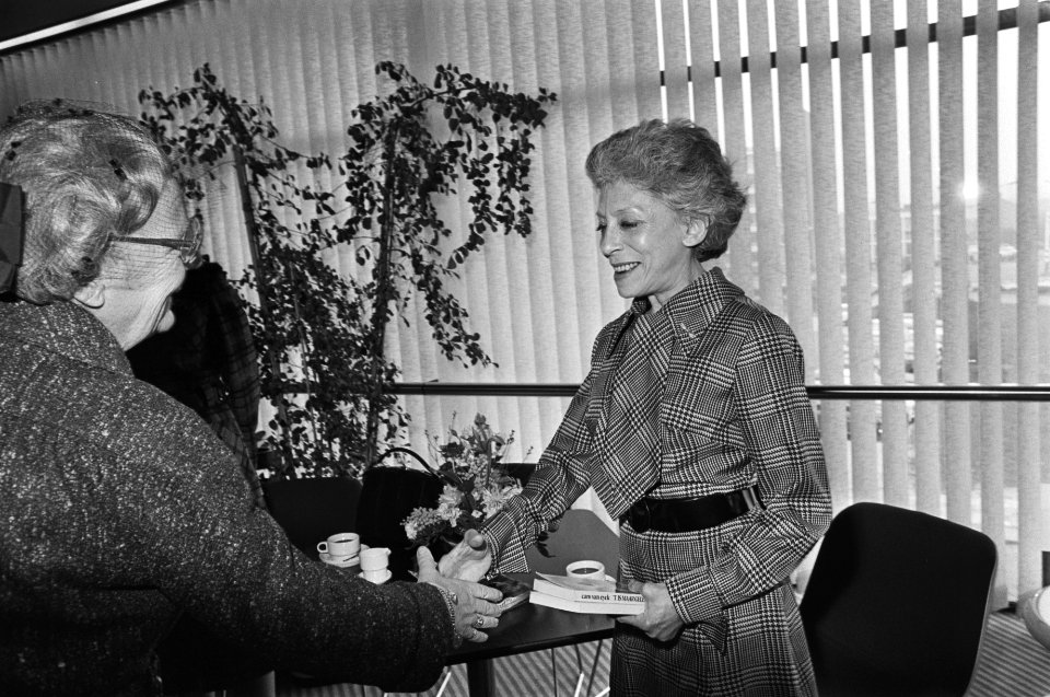Koningin Juliana met Caro van Eyck, Bestanddeelnr 928-4722
