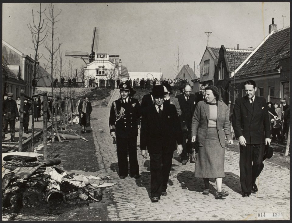 Koninklijk huis, koninginnen, bezoeken, overstromingen, herstelwerkzaamheden, bu, Bestanddeelnr 014-1274
