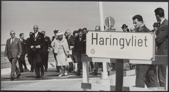 Koninklijk huis, koninginnen, bezoeken, deltawerken, bruggen, Haringvliet, Julia, Bestanddeelnr 015-0742