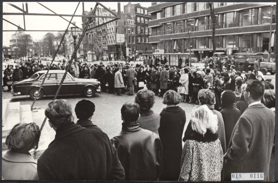 Koninklijk huis, prinsessen, auto's, publiek, Beatrix, prinses, Damstraat, Bestanddeelnr 018-0116