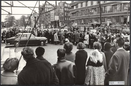 Koninklijk huis, prinsessen, auto's, publiek, Beatrix, prinses, Damstraat, Bestanddeelnr 018-0116