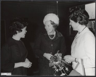 Koninklijk huis, prinsessen, bezoeken, gesprekken, Beatrix, prinses, Christen Jo, Bestanddeelnr 017-0720