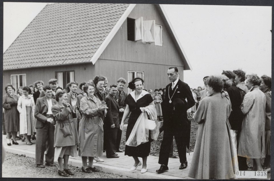 Koninklijk huis, koninginnen, bezoeken, overstromingen, eengezinswoningen, burge, Bestanddeelnr 014-1338