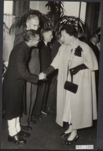 Koninklijk huis, koninginnen, bezoeken, bijbels, geestelijken, Juliana, koningin, Bestanddeelnr 014-1363
