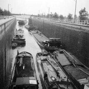 Kolensleep op de Maas Sluis bij Maasbracht in het Julianakanaal, Bestanddeelnr 900-6312