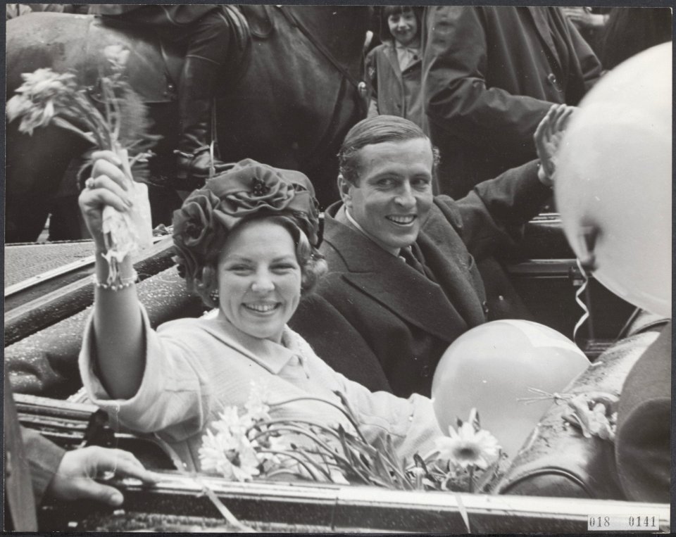 Koninklijk huis, prinsen, prinsessen, rijtoeren, bloemen, Beatrix, prinses, Clau, Bestanddeelnr 018-0141