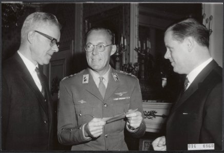 Koninklijk huis, prinsen, aanbiedingen, ontwikkelingssamenwerking, cheques, Bern, Bestanddeelnr 016-0860