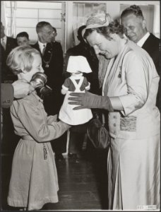 Koninklijk huis, bezoeken, ziekenhuizen, geschenken, poppen, Juliana, koningin, , Bestanddeelnr 015-0027
