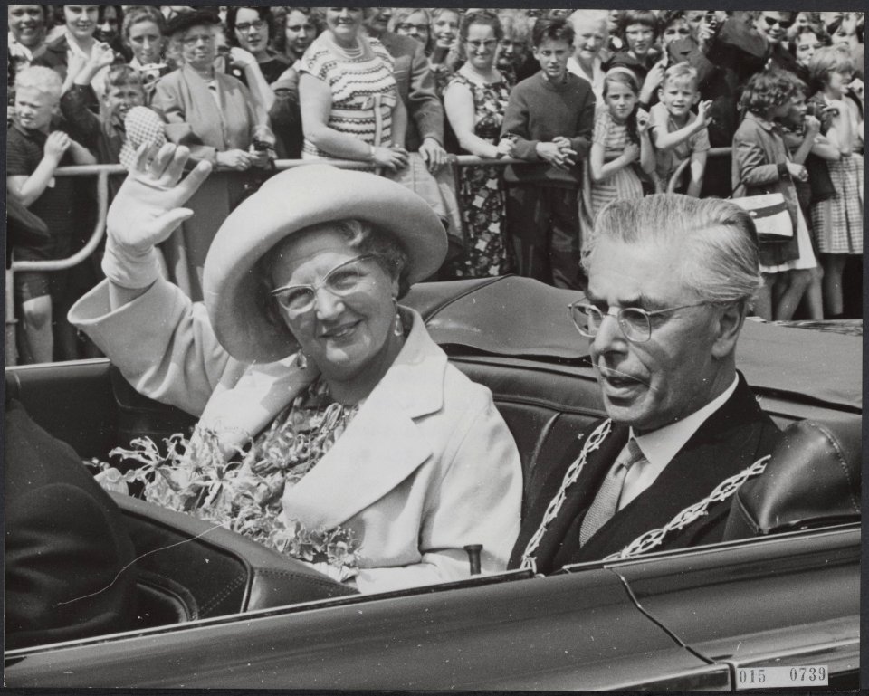 Koninklijk huis, koninginnen, bezoeken, rijtoeren, burgemeesters, James, Juliana, Bestanddeelnr 015-0739