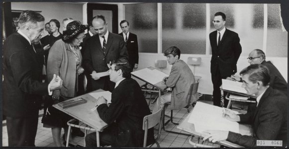 Koninklijk huis, koninginnen, bezoeken, beroepsonderwijs, Juliana, koningin, Vak, Bestanddeelnr 015-0563