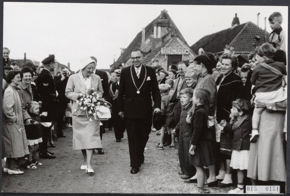 Koninklijk huis, bezoeken, publiek, burgemeesters, Juliana, koningin, Michaelis,, Bestanddeelnr 015-0151