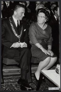 Koninklijk huis, koninginnen, bezoeken, congressen, burgemeesters, Circustheater, Bestanddeelnr 015-0580