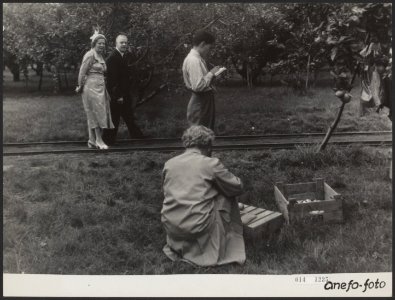 Koninklijk huis, koninginnen, bezoeken, boomgaarden, fruitteelt, Juliana, koning, Bestanddeelnr 014-1235