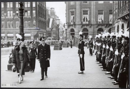 Koninklijk huis, prinsen, koninginnen, bezoeken, erewachten, studenten, Amsterda, Bestanddeelnr 016-1186