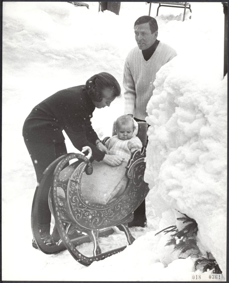 Koninklijk huis, prinsen, prinsessen, vakanties, sneeuw, sleeen, Beatrix, prinse, Bestanddeelnr 018-0361