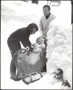 Koninklijk huis, prinsen, prinsessen, vakanties, sneeuw, sleeen, Beatrix, prinse, Bestanddeelnr 018-0361