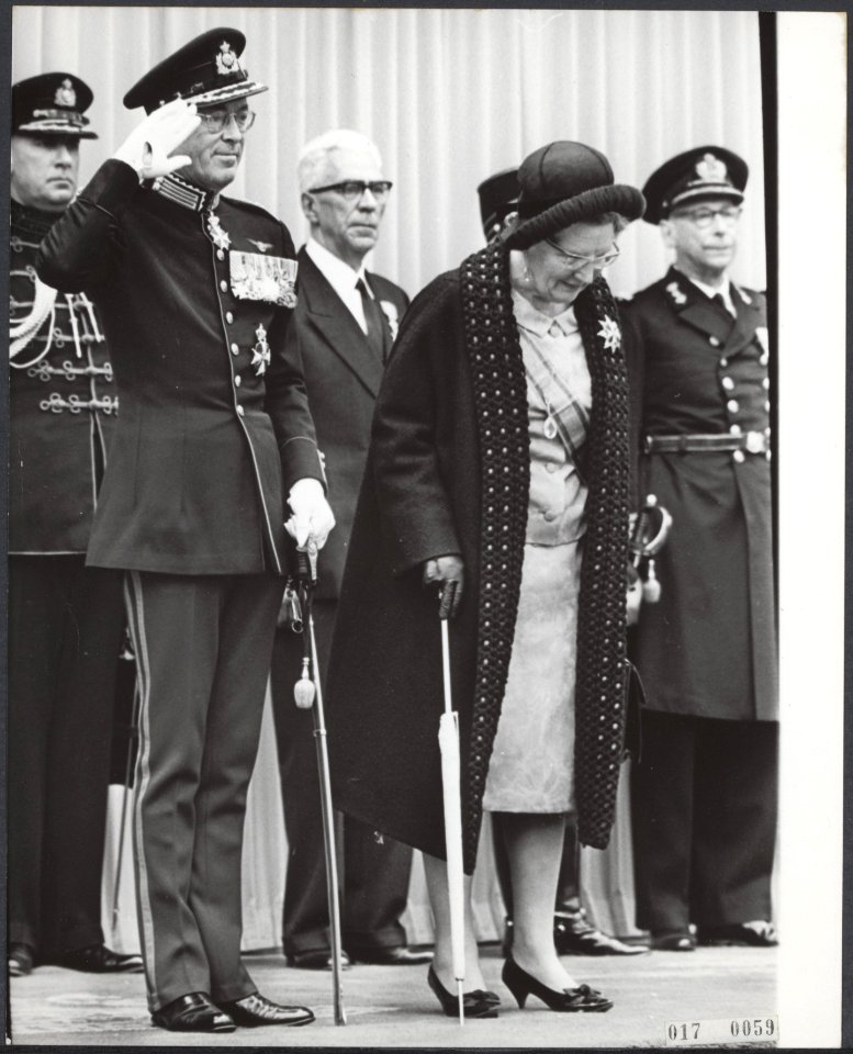 Koninklijk huis, koninginnen, prinsen, parades, officieren, Bernhard, prins, Jul, Bestanddeelnr 017-0059
